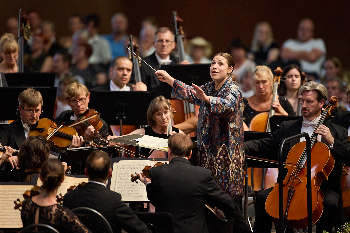 Das BBC Symphnony Orchestra unter Dalia Stasevska auf dem Landgestüt Redefin bei den Festspielen Mecklenburg-Vorpommern. Kulturblog von Katharina von der Heide und Oliver Borchert